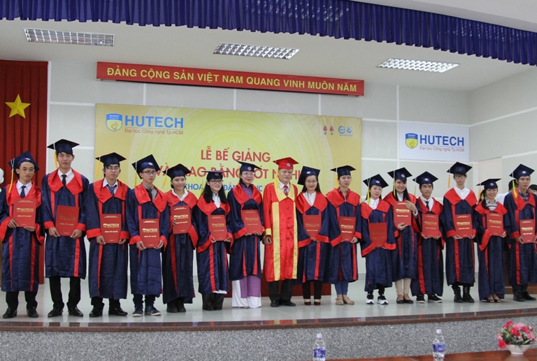 HUTECH trao bằng tốt nghiệp cho sinh viên Cao đẳng thực hành