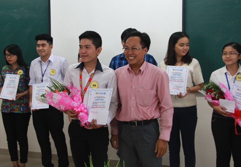 sinh viên cao đẳng thực hành HUTECH tự tin hùng biện tiếng anh
