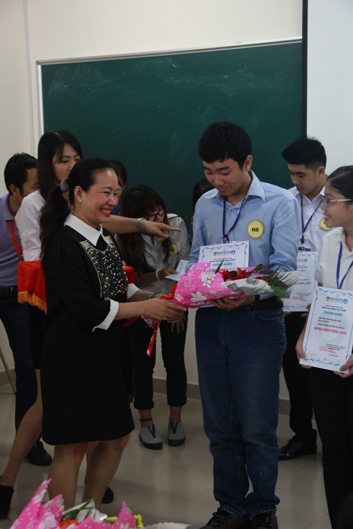 sinh viên cao đẳng thực hành HUTECH tự tin hùng biện tiếng anh