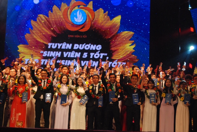 14 sinh viên HUTECH được vinh danh tại lễ tuyên dương sinh viên 5 tốt cấp TƯ