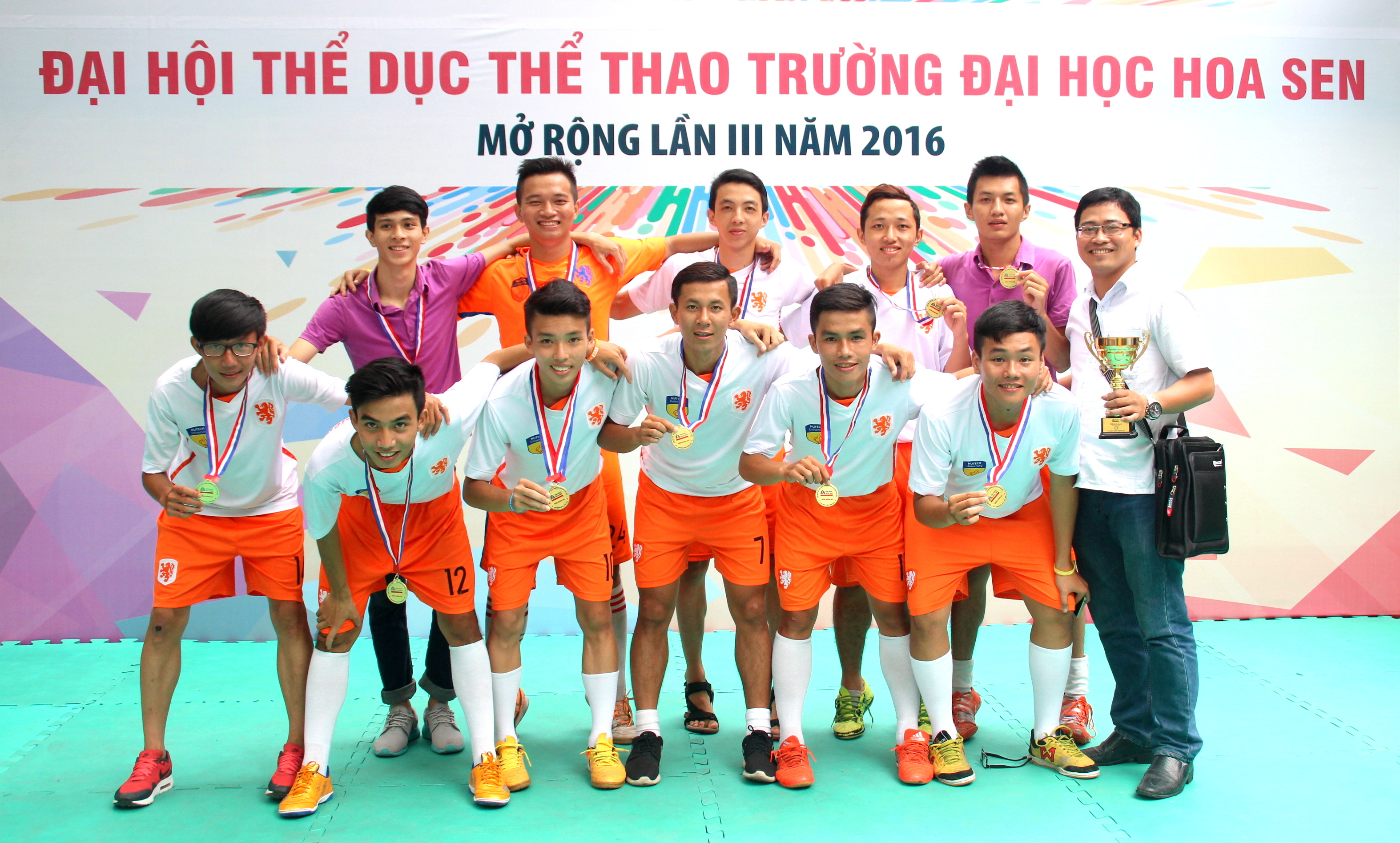 HUTECH vô địch Giải Bóng đá Hoa Sen mở rộng lần III năm 2016 13