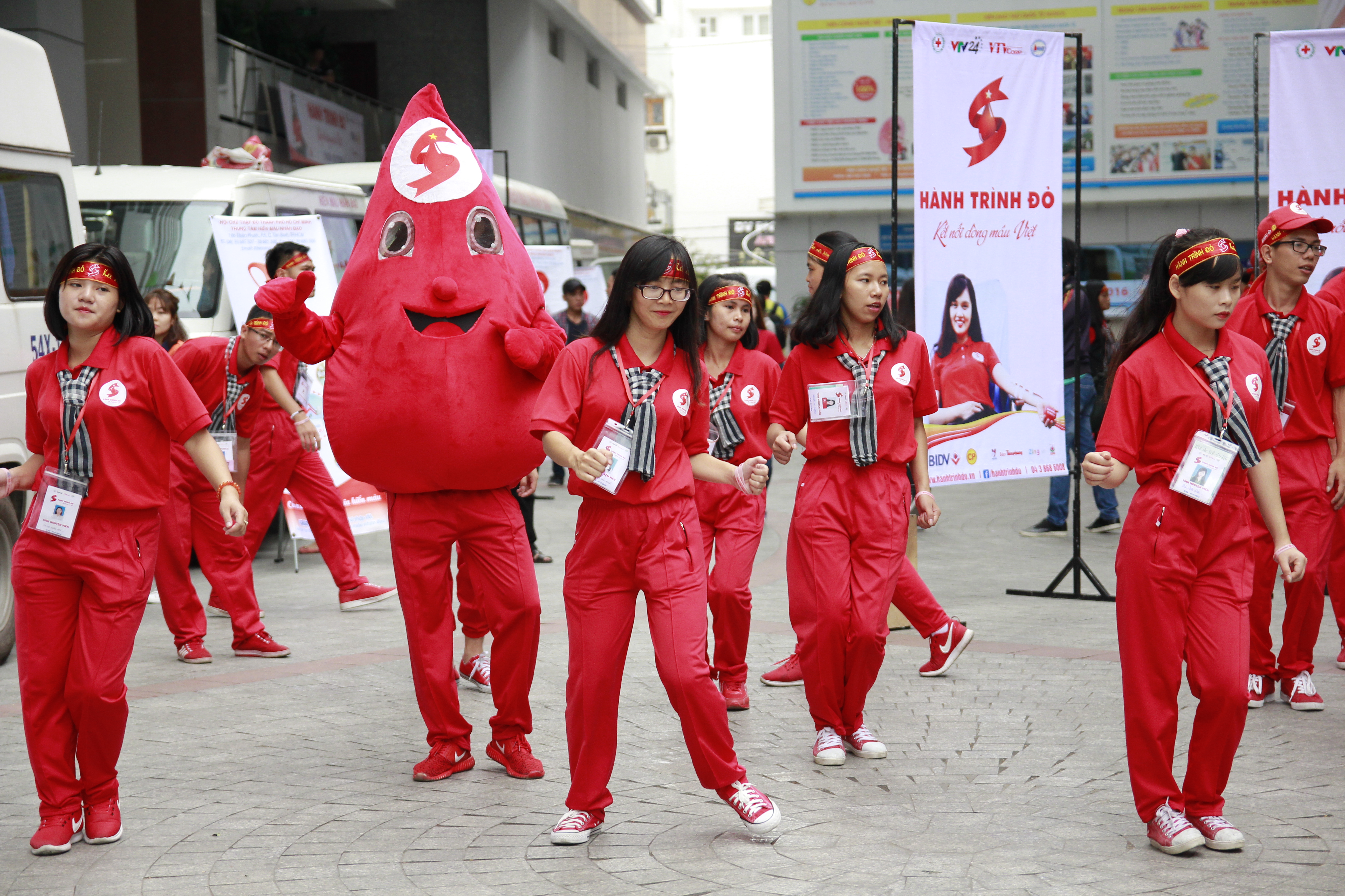Gần 1.000 đơn vị máu được hiến trong Ngày hội “Hành trình đỏ” tại HUTECH 21