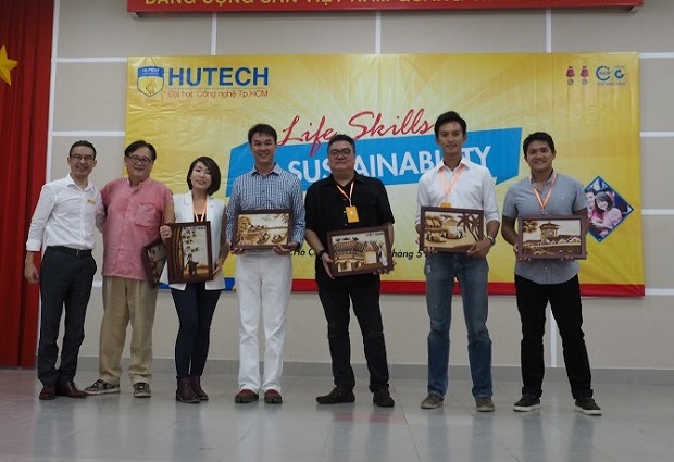 Sinh viên HUTECH đối thoại trực tiếp với 6 doanh nhân thành đạt đến từ Singapore