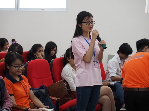 sinh viên HUTECH đối thoại trực tiếp với 6 doanh nhân thành đạt đến từ Singapore
