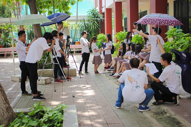 sinh viên truyền thông đa phương tiện HUTECH xuất bản phim Chạm nắng