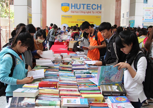 Hội sách Sinh viên HUTECH 2016 thu hút sinh viên tham quan