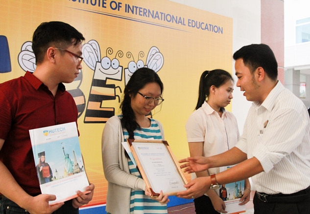 Sinh viên Mai Quỳnh Chi giành chiến thắng “HUTECH Spelling Bee” năm 2016 33