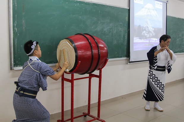 Sinh viên K.I.T (Nhật Bản) “Khám phá văn hóa Việt Nam” cùng sinh viên HUTECH