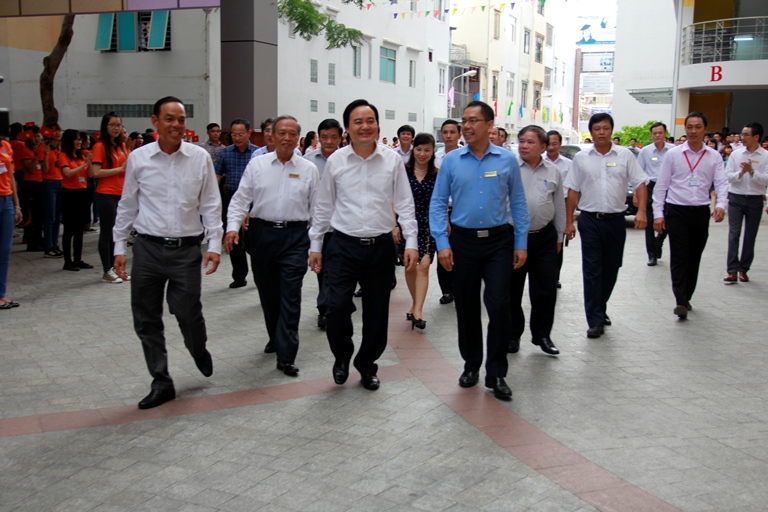 Minister Phung Xuan Nha is particularly impressed with HUTECH's academic model 10