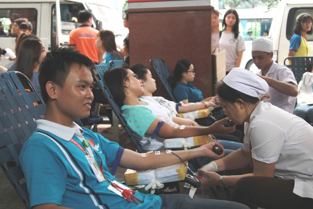 Sinh viên HUTECH hiến gần 1000 đơn vị máu trong ngày hội hiến máu tình nguyện 98
