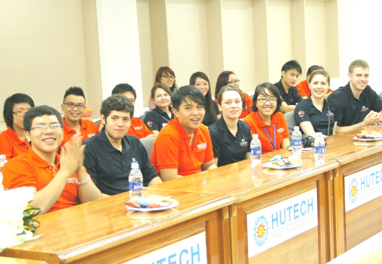 HUTECH tuyển sinh chương trình đại học đào tạo bằng tiếng Anh