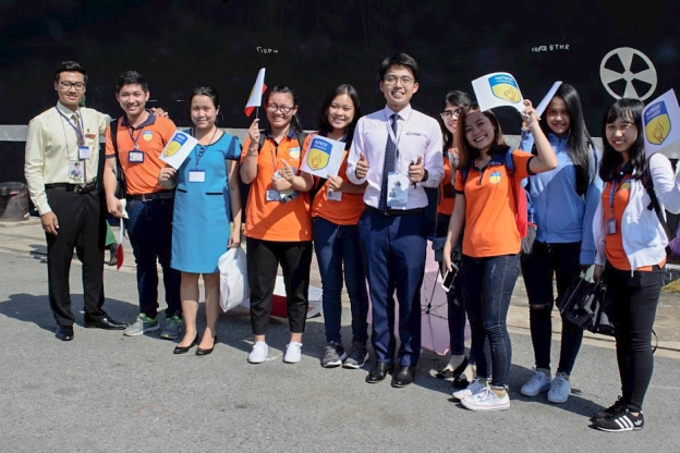 Sinh viên HUTECH tham gia lễ tiễn tàu Thanh niên Đông Nam Á 2016 (SSEAYP) 18