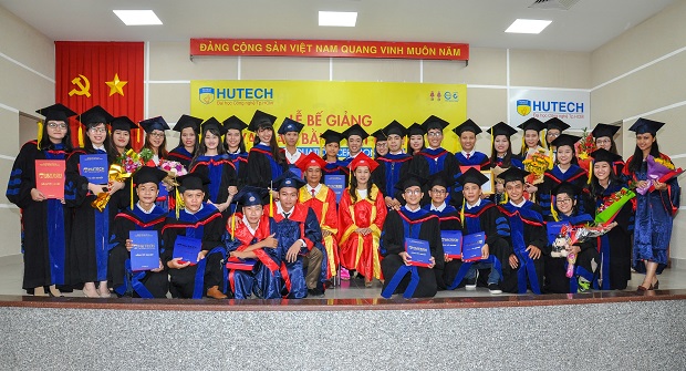 HUTECH tặng Giấy khen cho 21 sinh viên đạt thành tích học tập xuất sắc toàn khóa học