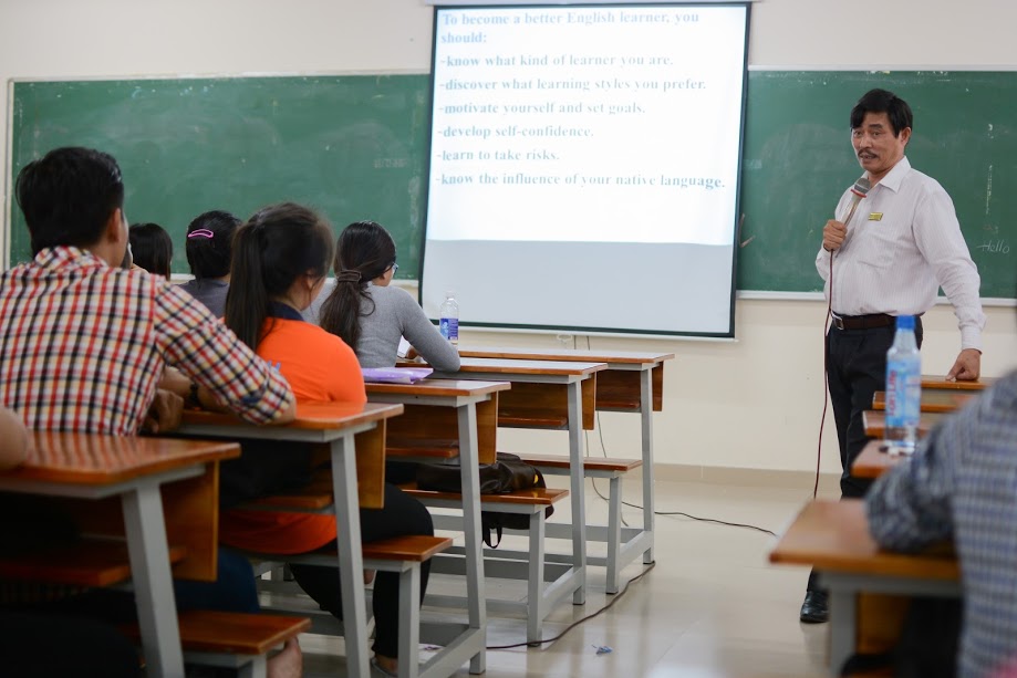 Khoa Ngoại ngữ hướng dẫn “Phương pháp học tiếng Anh” cho Tân Sinh viên 18