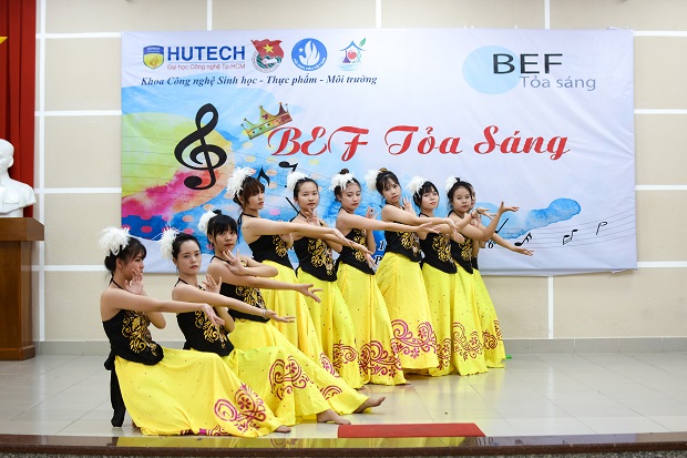 Sinh viên HUTECH tưng bừng tổ chức chuỗi hoạt động tri ân Thầy Cô 38