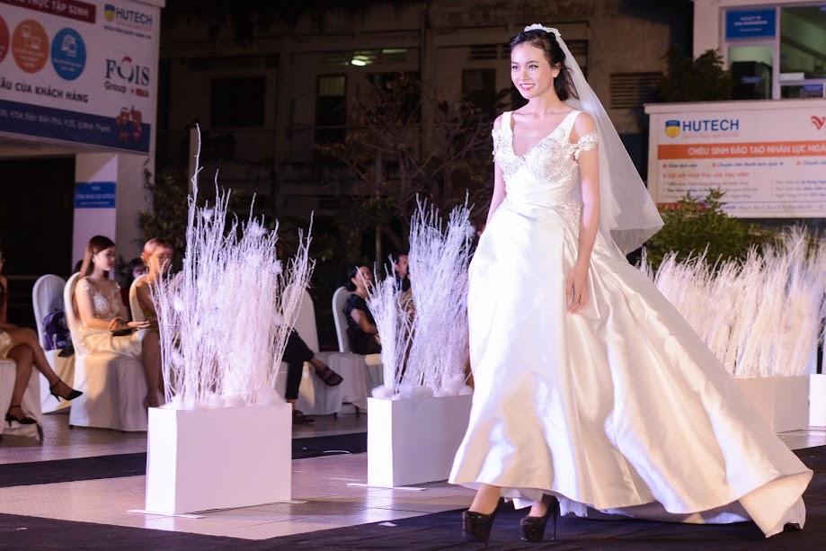 “Winter Wedding” – show trình diễn thời trang áo cưới chuyên nghiệp của sinh viên HUTECH 24
