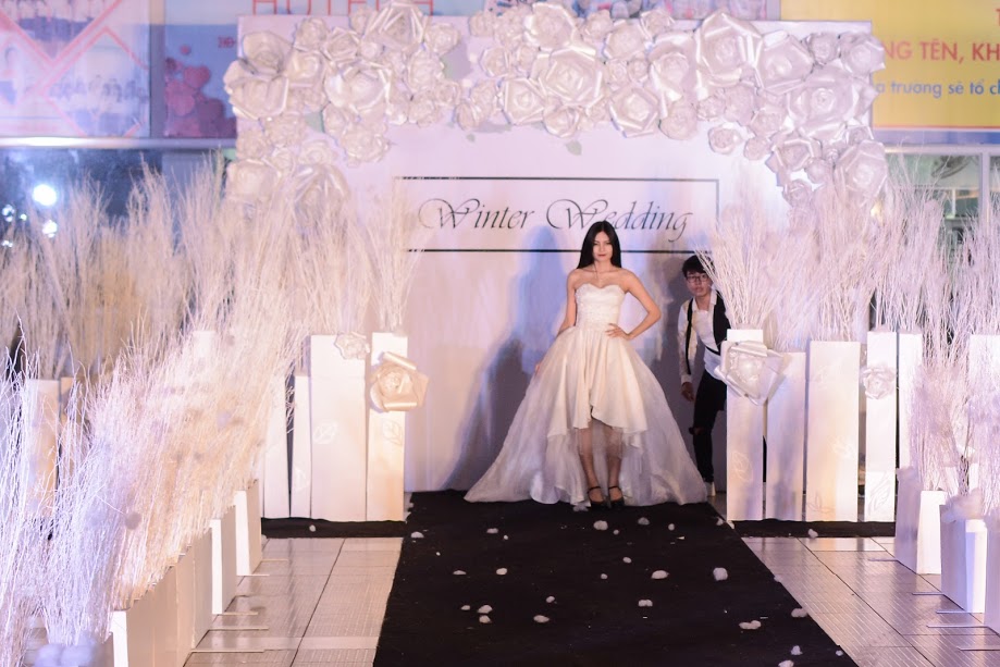 “Winter Wedding” – show trình diễn thời trang áo cưới chuyên nghiệp của sinh viên HUTECH 36