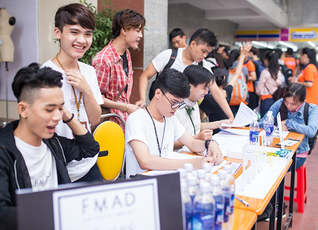 [VIDEO] Hơn 200 sinh viên tham gia “casting” vào CLB thời trang của NTK Hoàng Minh Hà 69