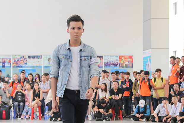 [VIDEO] Hơn 200 sinh viên tham gia “casting” vào CLB thời trang của NTK Hoàng Minh Hà 73