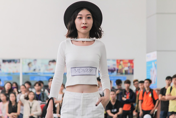 [VIDEO] Hơn 200 sinh viên tham gia “casting” vào CLB thời trang của NTK Hoàng Minh Hà 72