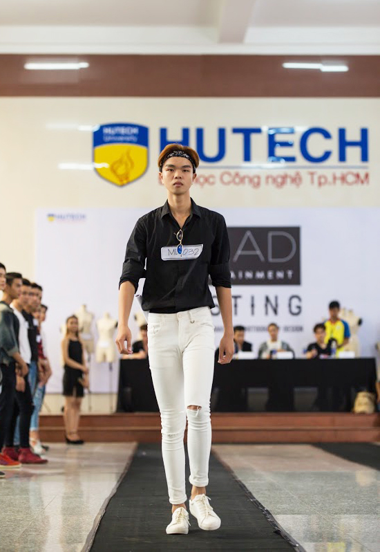 [VIDEO] Hơn 200 sinh viên tham gia “casting” vào CLB thời trang của NTK Hoàng Minh Hà 78