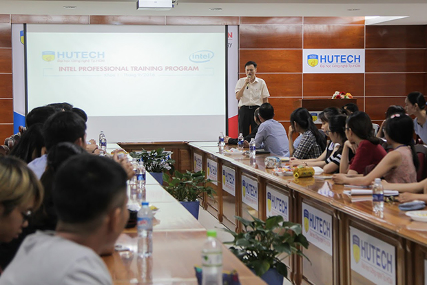 Chính thức khai giảng khóa học “Intel Professional Training Program” tại HUTECH 22