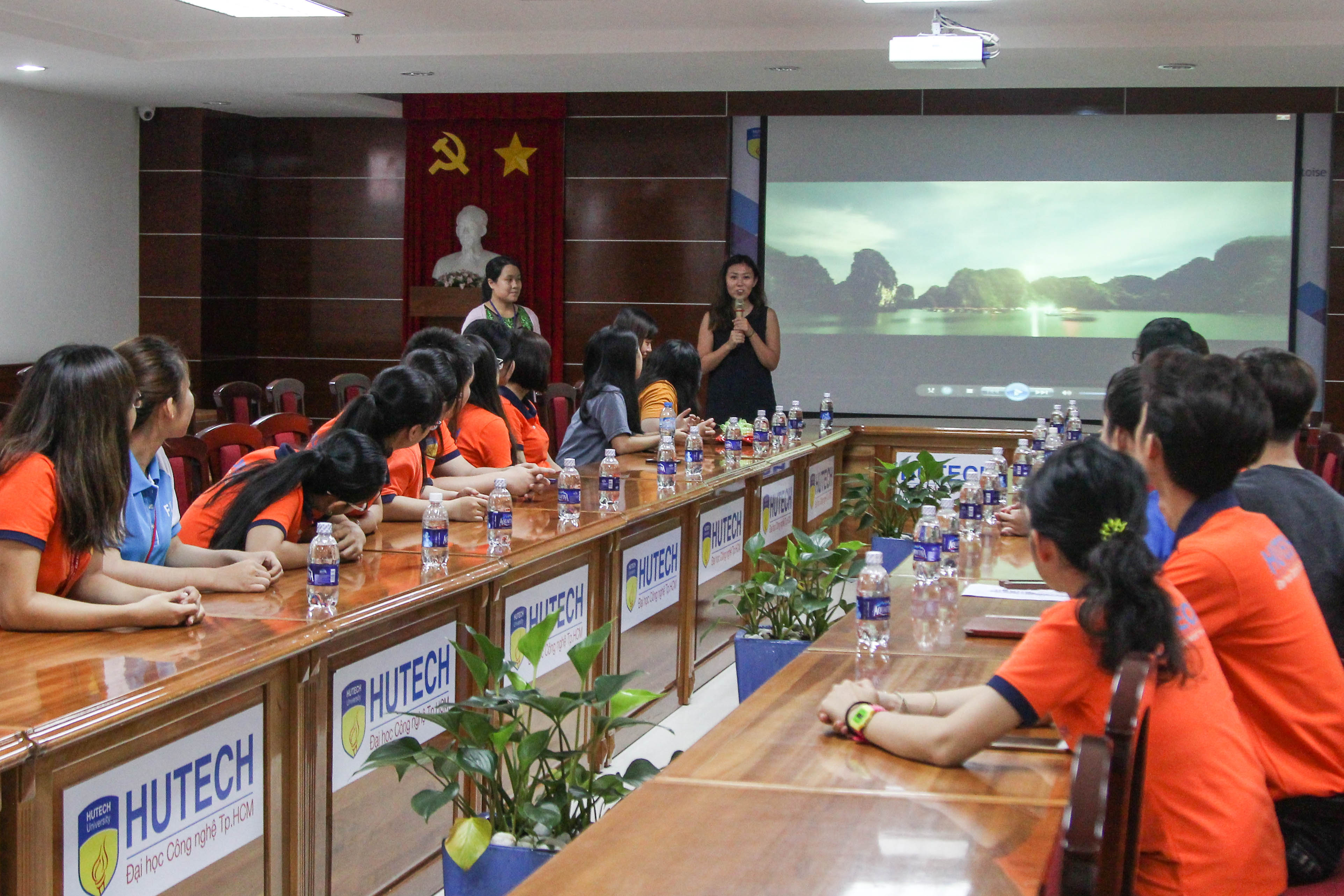 Nghiên cứu sinh Nhật Bản khám phá văn hóa Việt Nam cùng sinh viên HUTECH