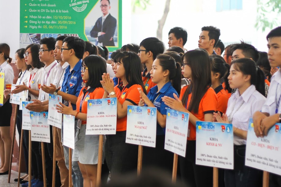 Đoàn Thanh niên - Hội Sinh viên kêu gọi sinh viên toàn trường đeo bảng tên và không xả rác 40