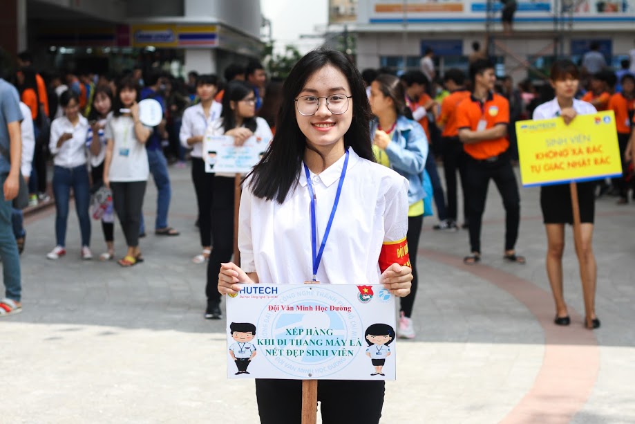 Đoàn Thanh niên - Hội Sinh viên kêu gọi sinh viên toàn trường đeo bảng tên và không xả rác 80