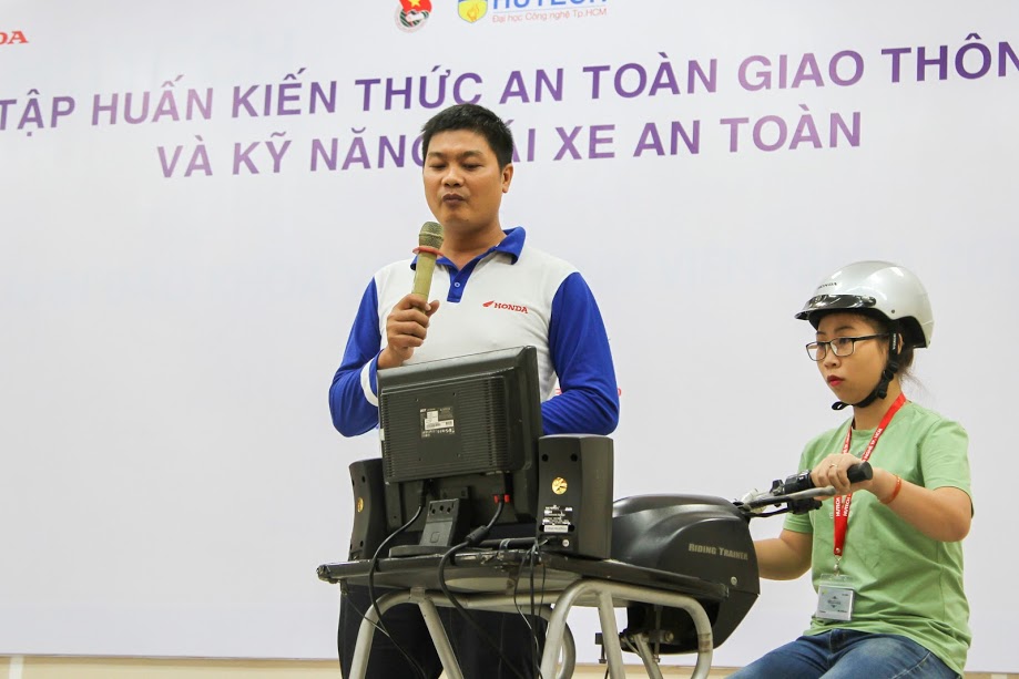 Sinh viên HUTECH hào hứng luyện tập kỹ năng lái xe an toàn 21