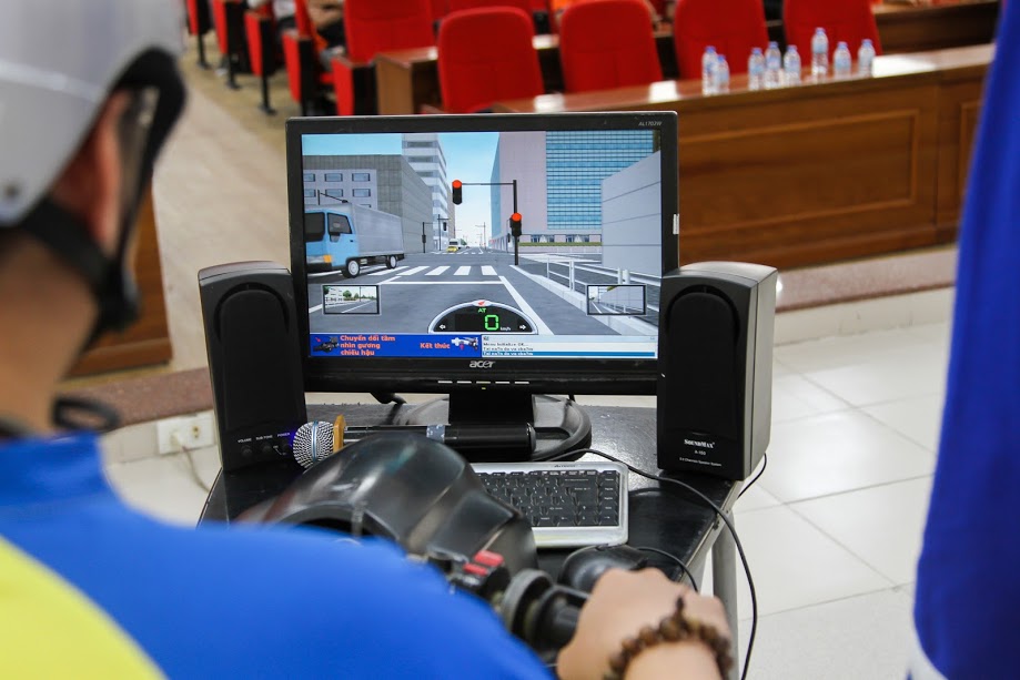 Sinh viên HUTECH hào hứng luyện tập kỹ năng lái xe an toàn 23