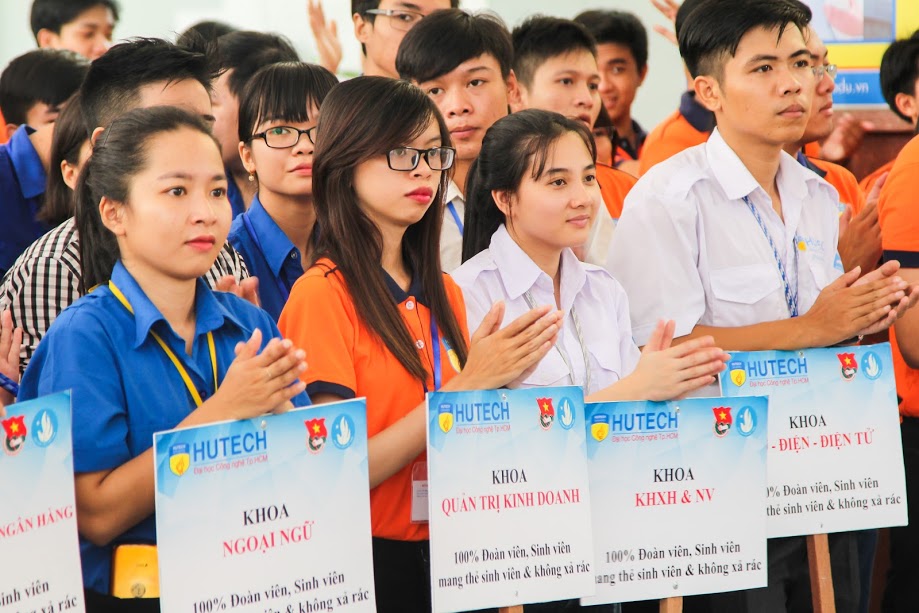 Đoàn Thanh niên - Hội Sinh viên kêu gọi sinh viên toàn trường đeo bảng tên và không xả rác 86