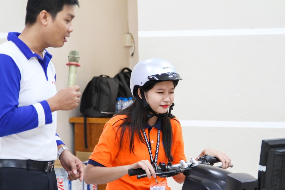 Sinh viên HUTECH hào hứng luyện tập kỹ năng lái xe an toàn 67