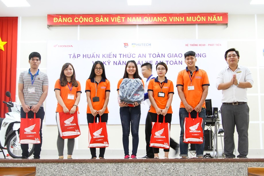 Sinh viên HUTECH hào hứng luyện tập kỹ năng lái xe an toàn 71