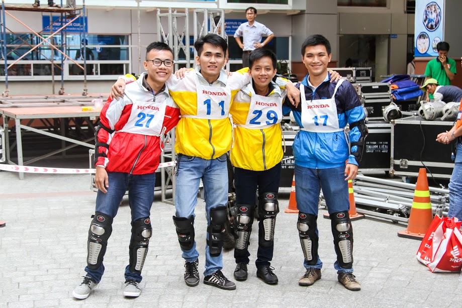 Sinh viên HUTECH hào hứng luyện tập kỹ năng lái xe an toàn 73