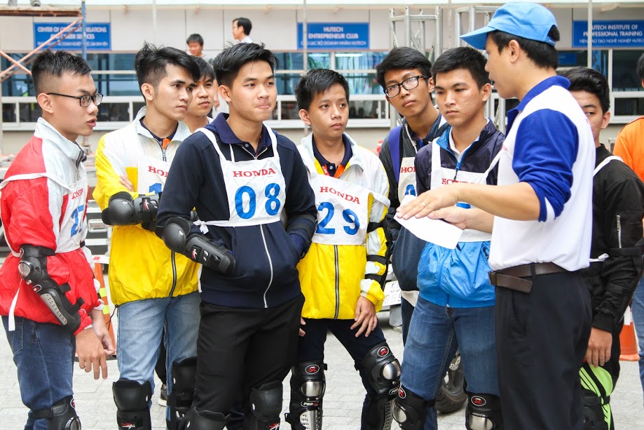 Sinh viên HUTECH hào hứng luyện tập kỹ năng lái xe an toàn 75