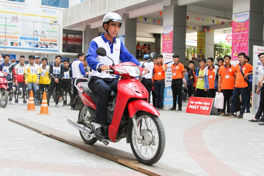 Sinh viên HUTECH hào hứng luyện tập kỹ năng lái xe an toàn 77