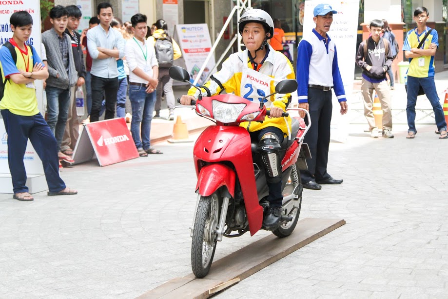Sinh viên HUTECH hào hứng luyện tập kỹ năng lái xe an toàn 51