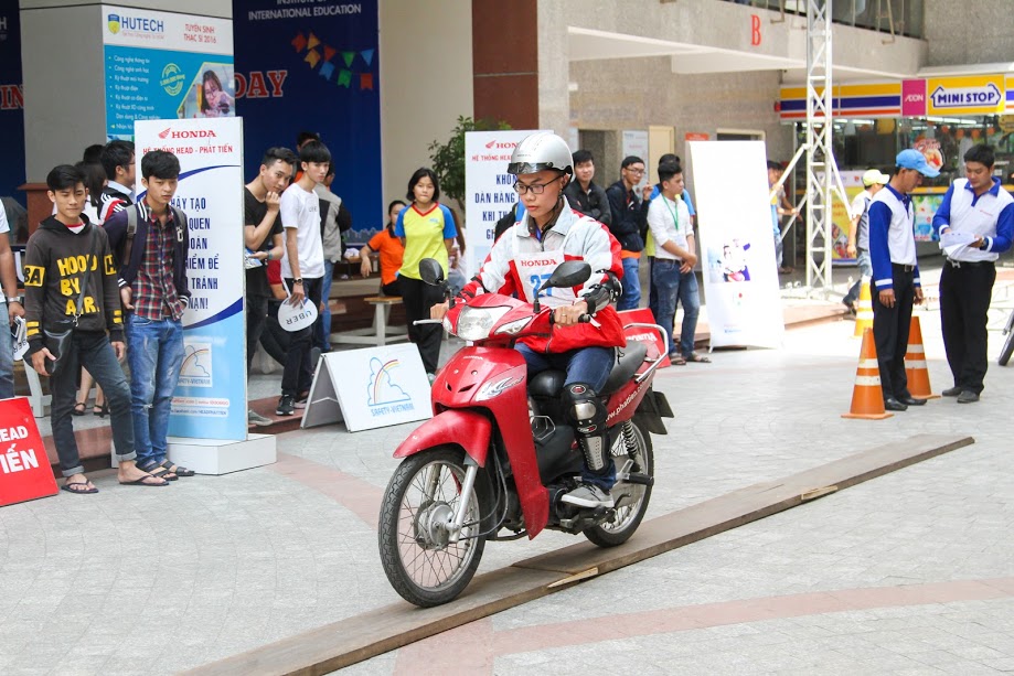 Sinh viên HUTECH hào hứng luyện tập kỹ năng lái xe an toàn 79