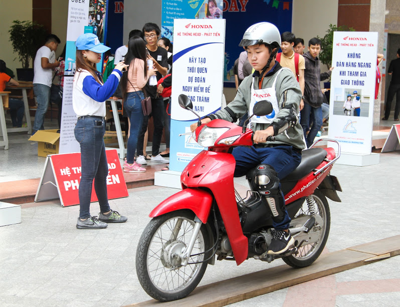 Sinh viên HUTECH hào hứng luyện tập kỹ năng lái xe an toàn 81