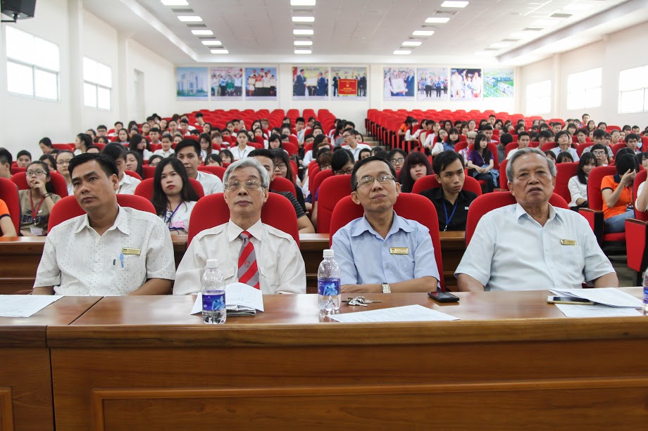 Khoa QTDL-NH-KS, KT-MT, KHXH&NV, Dược, Luật và CNSH-TP-MT khen thưởng sinh viên tiêu biểu 11