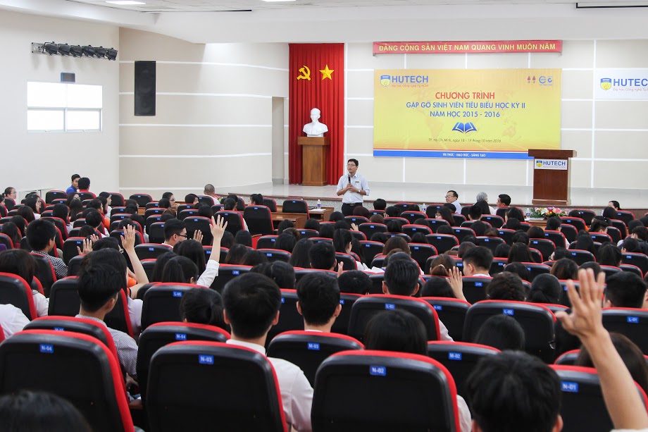 Khoa QTDL-NH-KS, KT-MT, KHXH&NV, Dược, Luật và CNSH-TP-MT khen thưởng sinh viên tiêu biểu 46