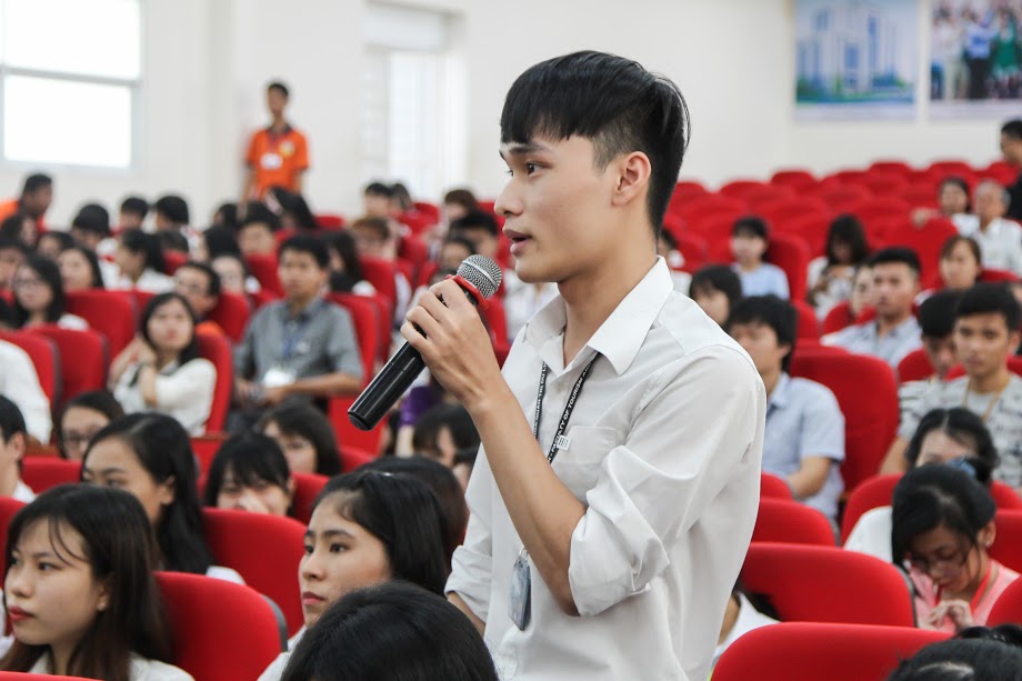 Khoa QTDL-NH-KS, KT-MT, KHXH&NV, Dược, Luật và CNSH-TP-MT khen thưởng sinh viên tiêu biểu 38