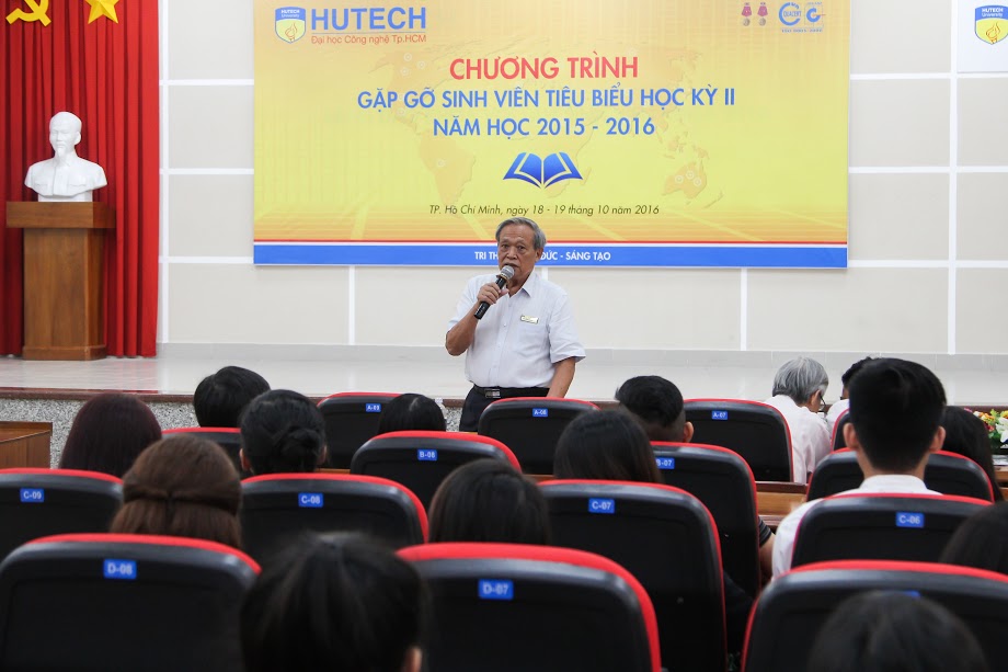 Khoa QTDL-NH-KS, KT-MT, KHXH&NV, Dược, Luật và CNSH-TP-MT khen thưởng sinh viên tiêu biểu 55