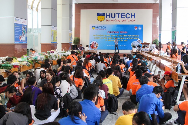 Sinh viên và CB-GV-NV HUTECH tích cực quyên góp ủng hộ đồng bào miền Trung