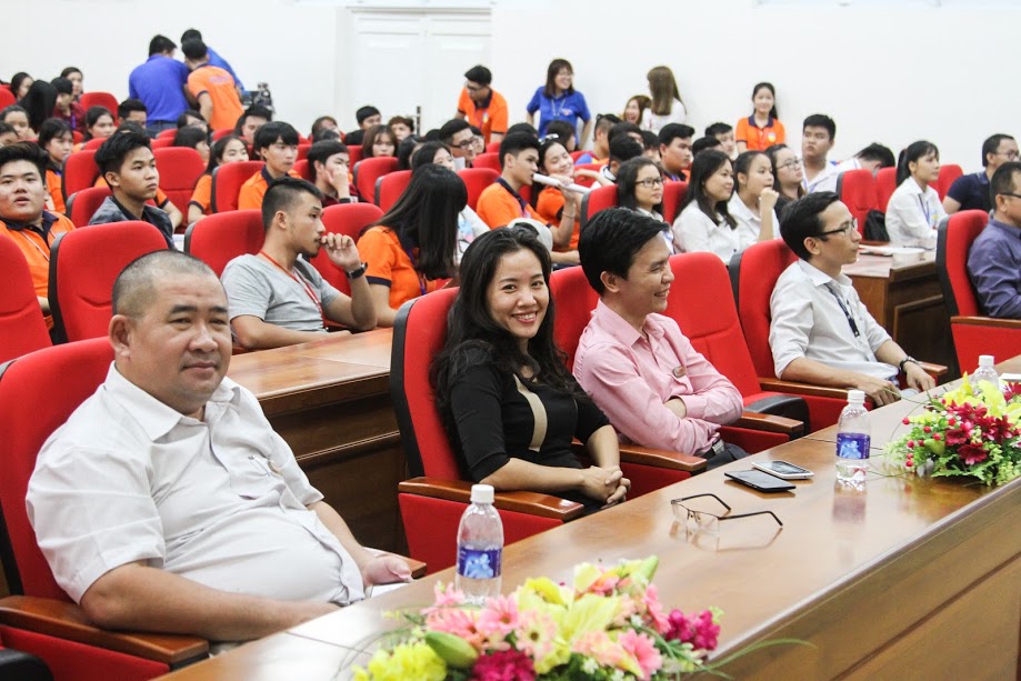 Chào tân sinh viên đơn giản là chào đón những người trẻ đầy nhiệt huyết và tài năng đến với cuộc sống đại học. Hãy bắt đầu cuộc hành trình mới với những kỷ niệm đáng nhớ và tình bạn chân thành. Bức ảnh này sẽ khơi gợi trí tưởng tượng của bạn về những ngày tháng đẹp nhất của cuộc đời sinh viên.