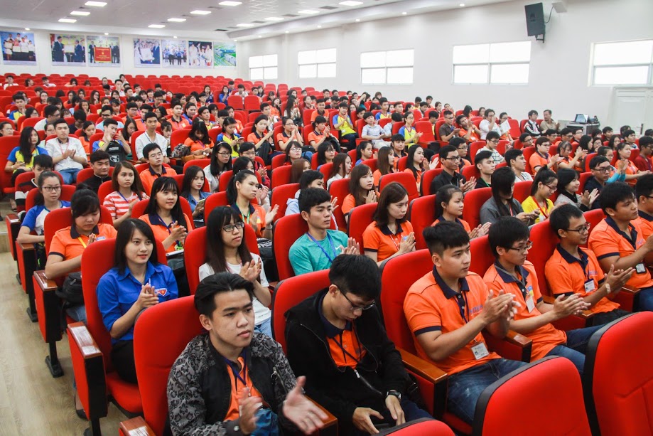 Sinh viên HUTECH hào hứng luyện tập kỹ năng lái xe an toàn 92