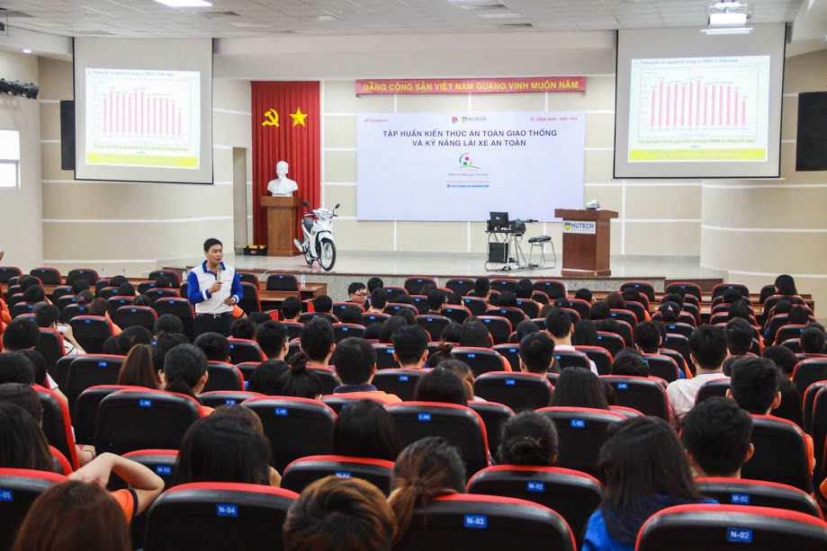 Sinh viên HUTECH hào hứng luyện tập kỹ năng lái xe an toàn 90