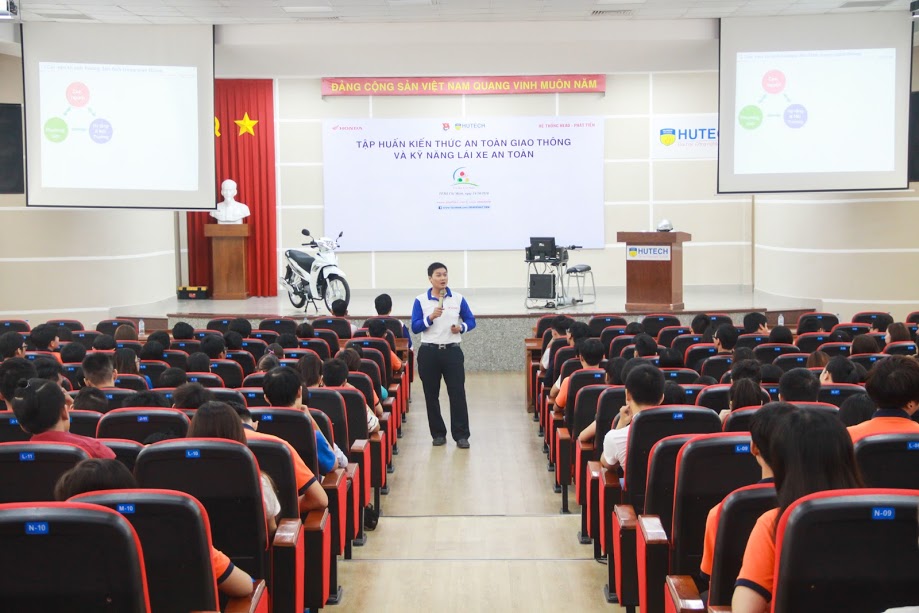 Sinh viên HUTECH hào hứng luyện tập kỹ năng lái xe an toàn 39