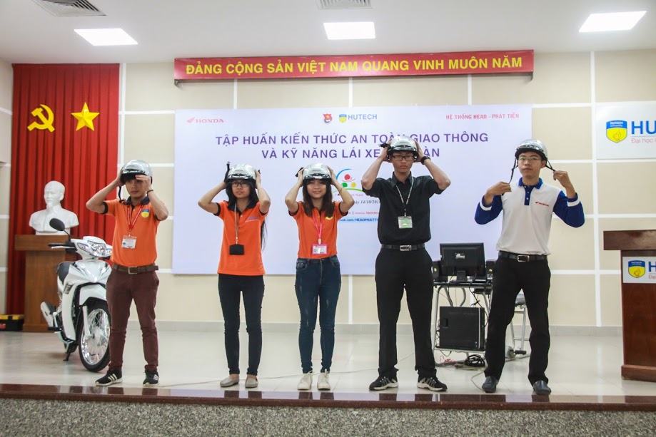 Sinh viên HUTECH hào hứng luyện tập kỹ năng lái xe an toàn 35